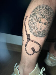 Tatuaje de un cabo de cuerda en pierna