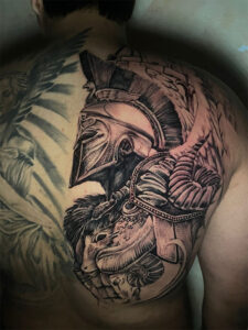 tatuaje de guerrero romano en la espalda