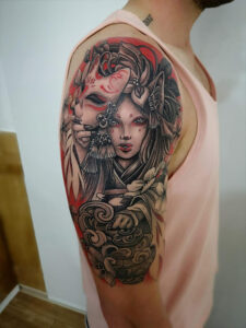 Tatuaje a color en brazo con motivos japoneses